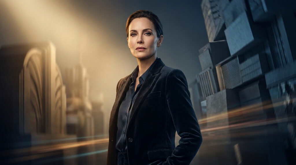 Portrait de Marion Cotillard vêtue d'un blazer sombre sur un fond urbain stylisé.